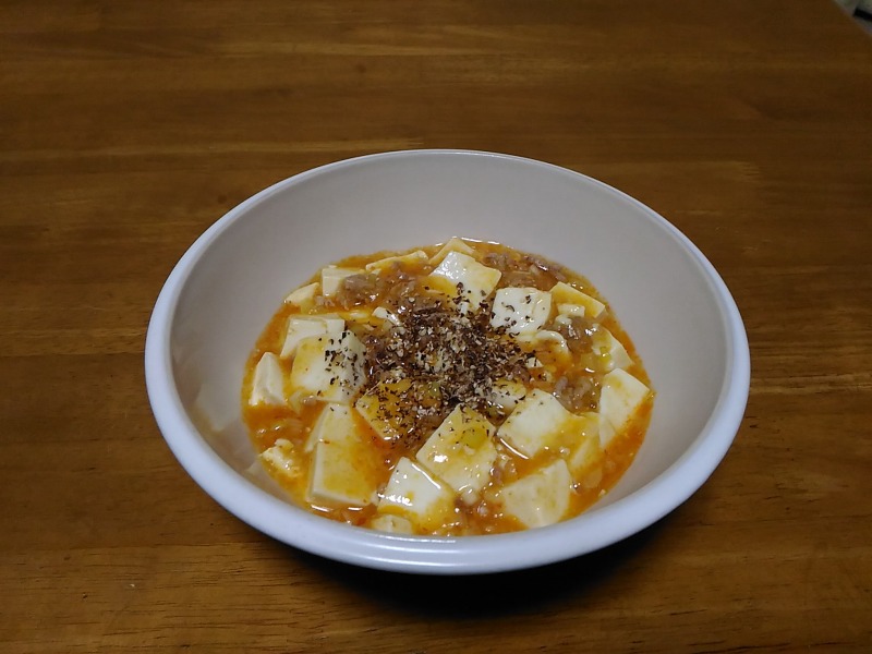 麻婆豆腐にふりかけたところ。