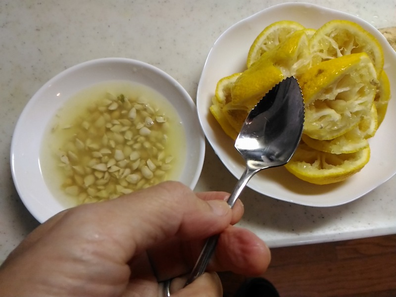グレープフルーツ用ギザギザスプーンを使用。