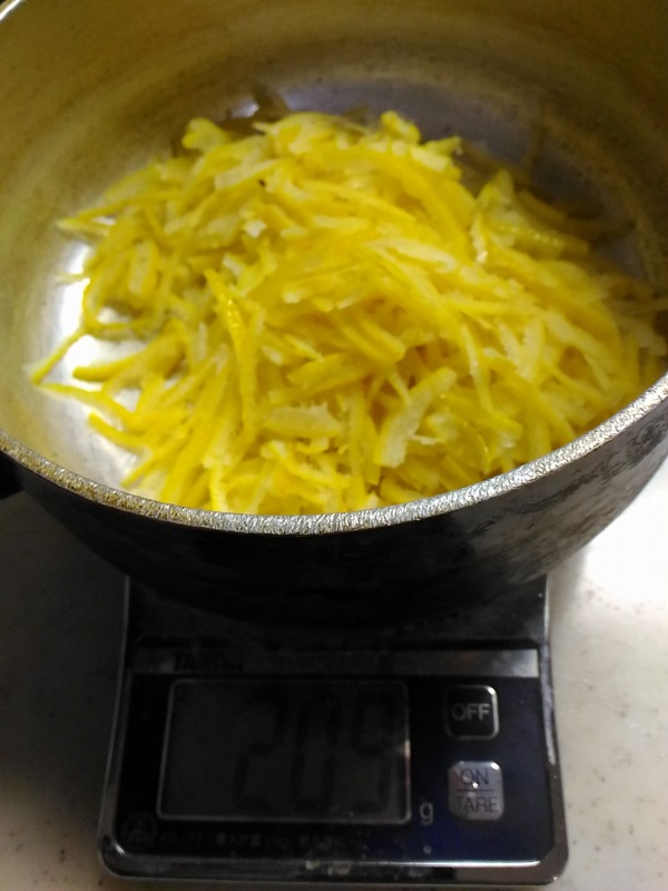 ゆでこぼした後の皮の重量は210g。