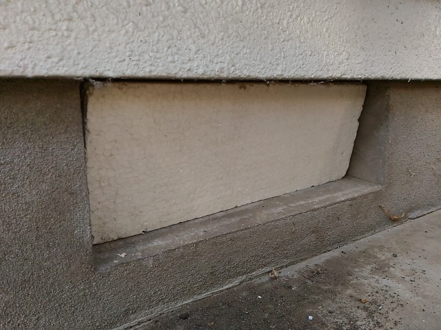 床下換気口を発泡スチロール板でふさぐ。
