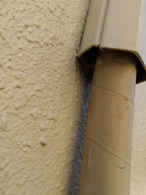 エアコン配管とカバーの隙間2