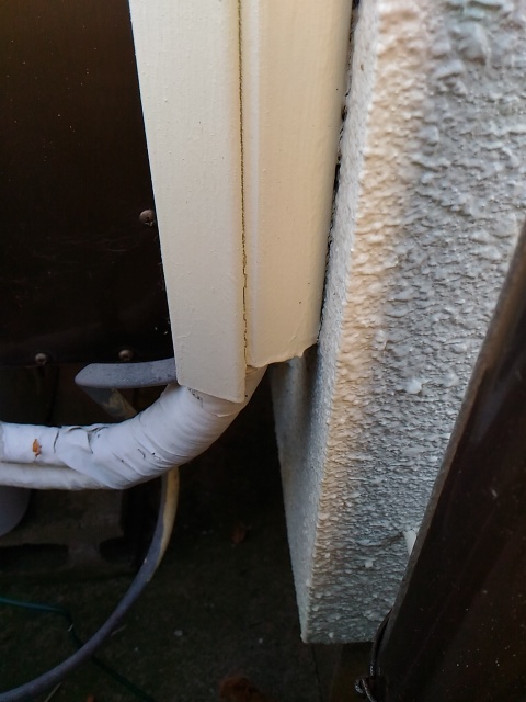 エアコン配管とカバーの隙間1。