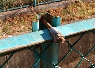 フェンスの支柱にあるボルト。