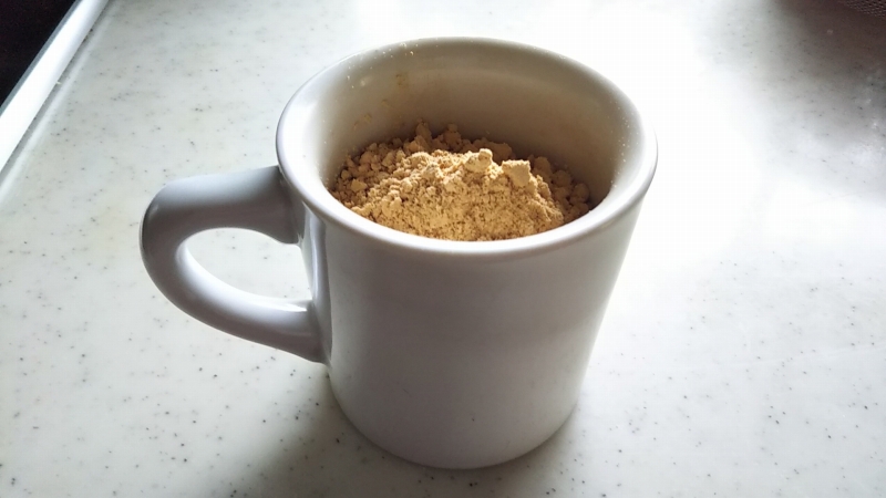 マグカップ一杯のきなこ。