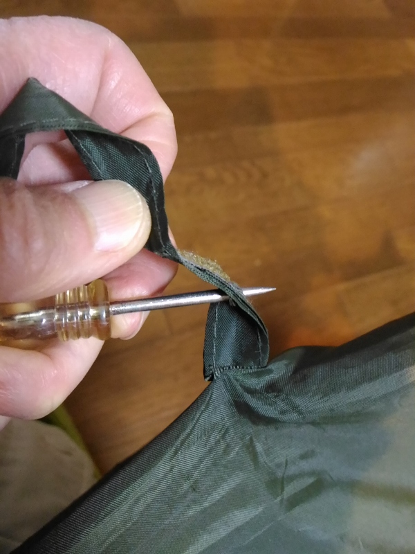 千枚通しで穴開け。