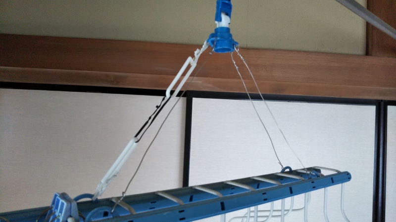 ステンレス針金で補修。