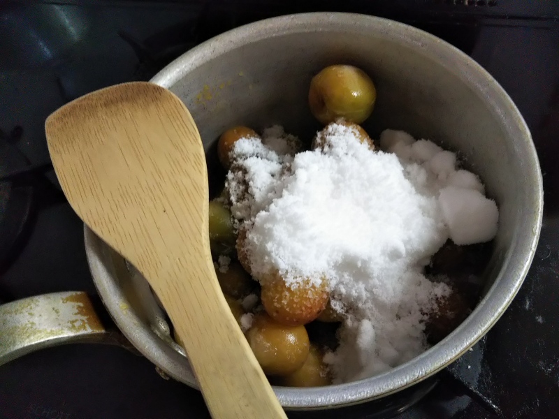 半量の砂糖とともに鍋へ。