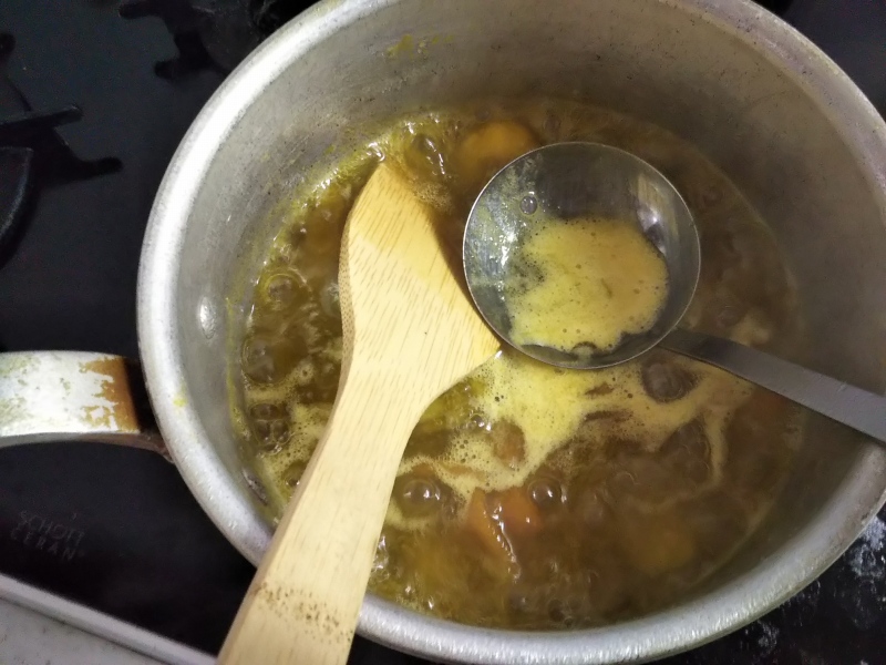 アクをすくって取り除きます。