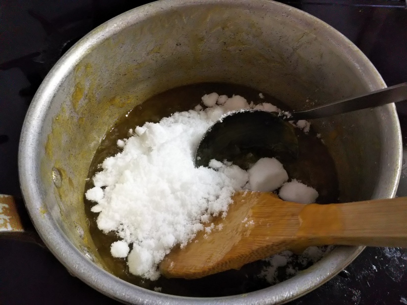 残りの砂糖を投入。