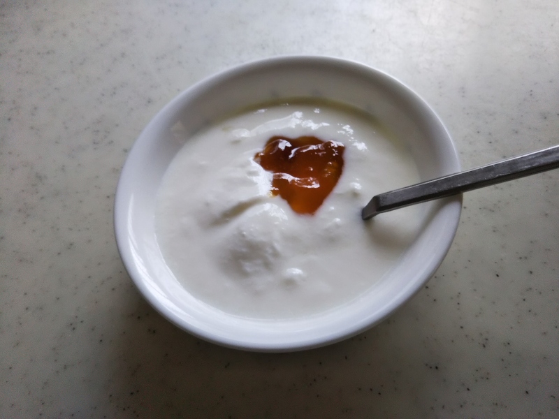 ヨーグルトに入れて食べます。