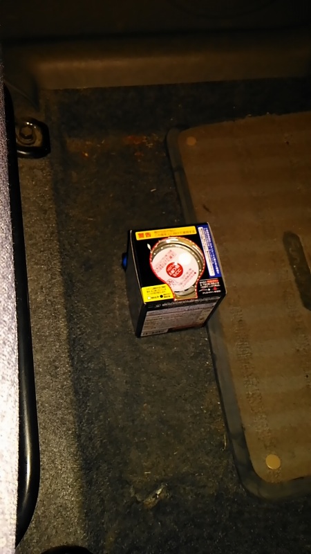 助手席の床に置きました。