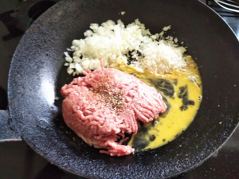 材料をフライパンに直接投入。