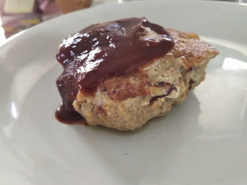 焼けたハンバーグを横から見たところ。