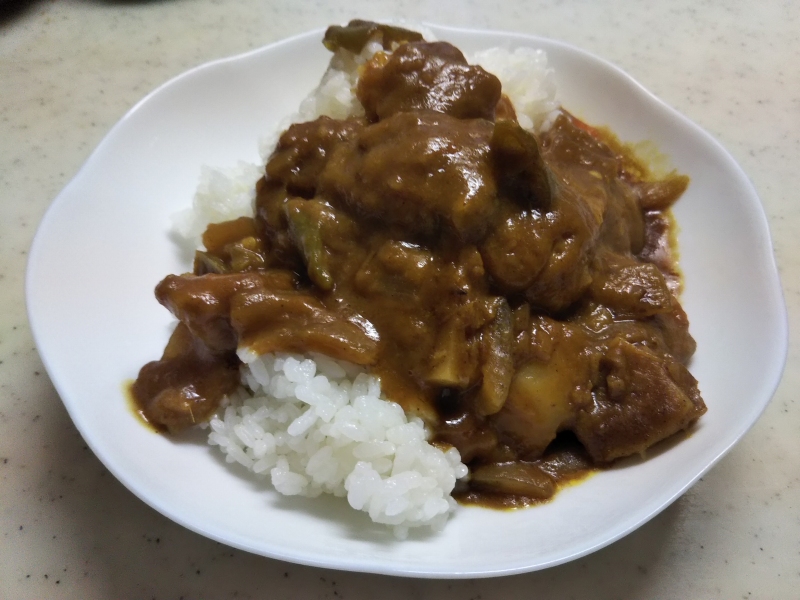 冷凍肉だんごを使ったカレー。
