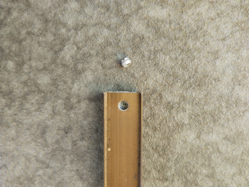 リベット残骸を取り除いたところ。