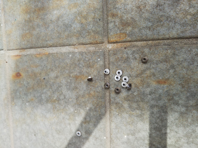 はずれたリベット残骸。