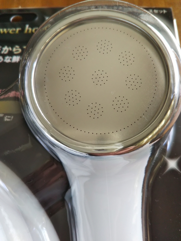 金属製の噴板。