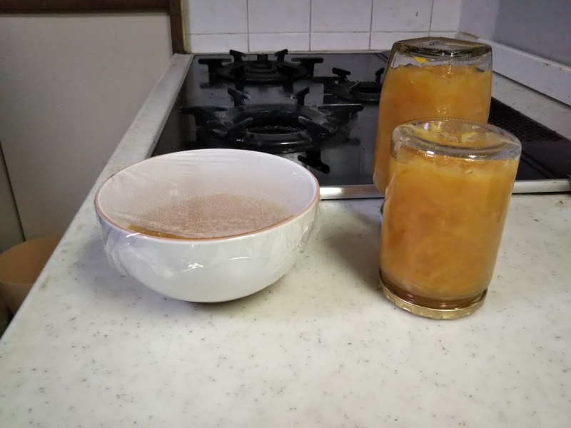 瓶は逆さにして、蓋部分も殺菌。