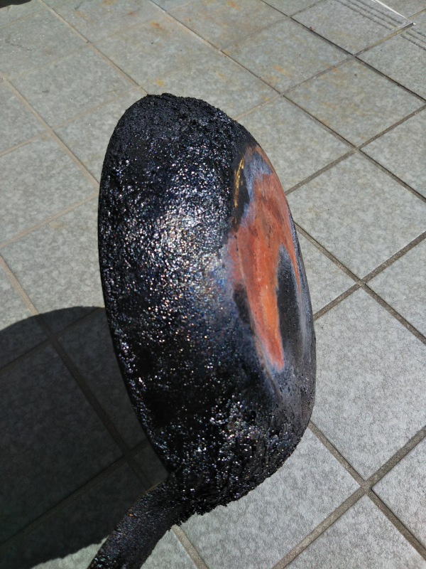 フライパンの焦げ付き。