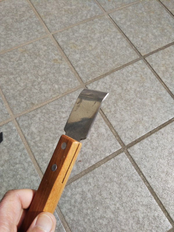 金属製のヘラ。