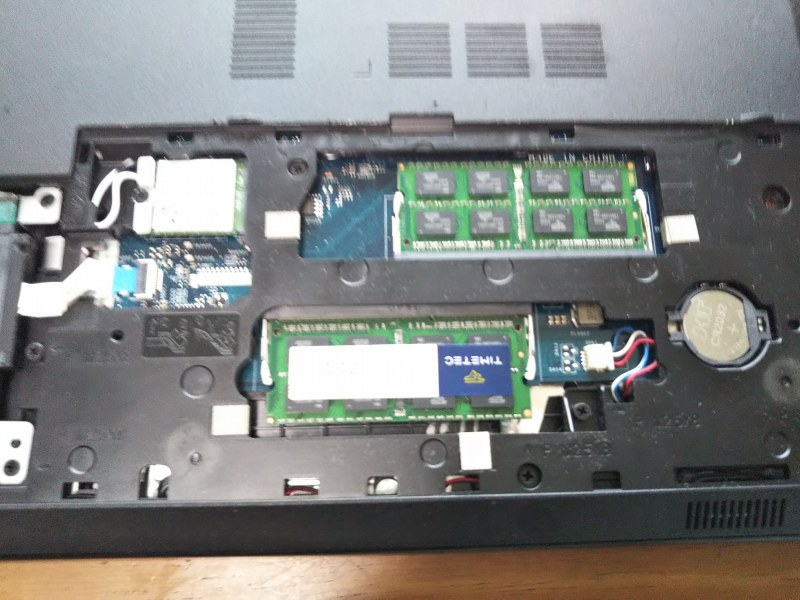 新しいメモリの増設。