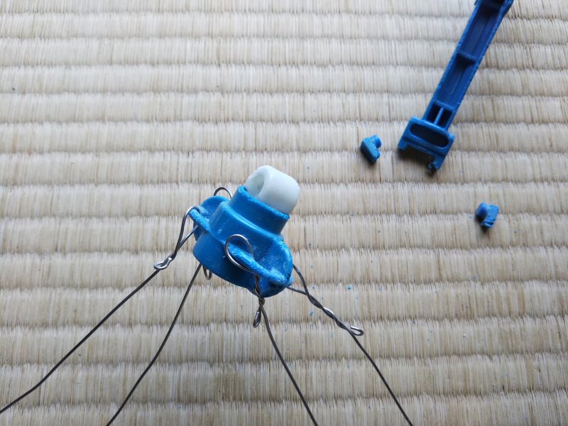 壊れたフックを切り離す。