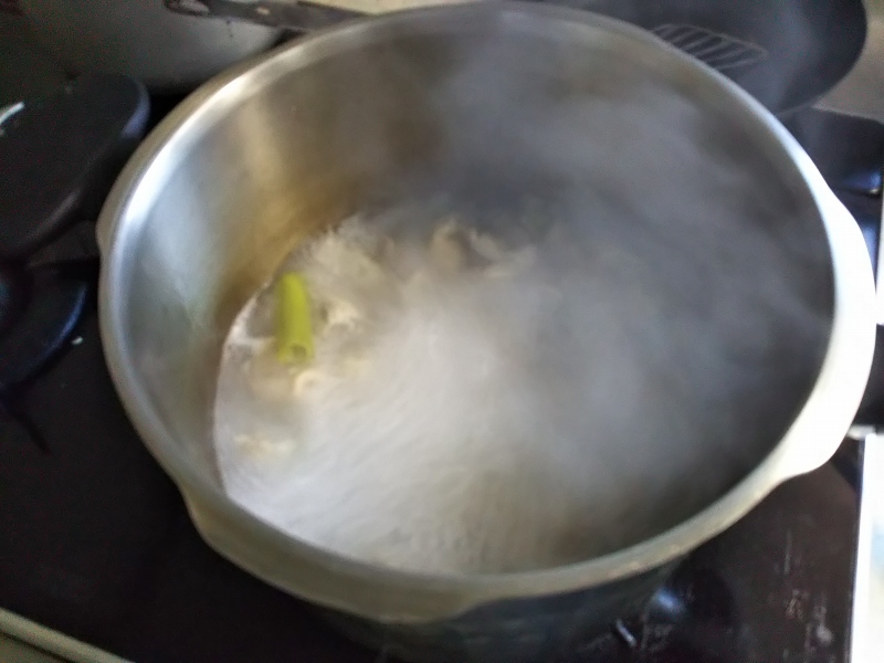 まず、茹でる。