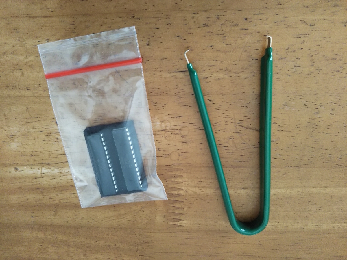 PICマイコンとIC引き抜き工具。