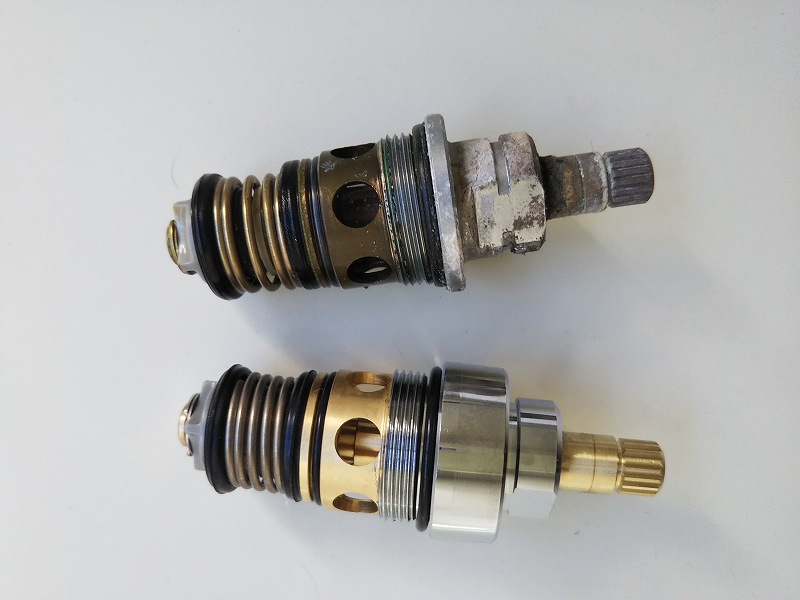 古い切替弁と新品。