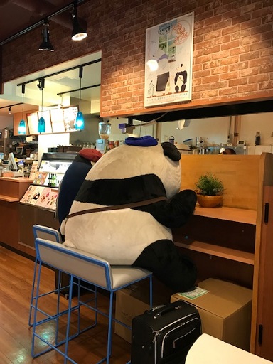 f:id:NTYG009:20190913214453j:plain カウンターに座るパンダくんとペンギンさんのぬいぐるみ