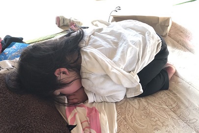 f:id:NTYG009:20200127094509j:plain 土下座ポーズでお昼寝する1歳児