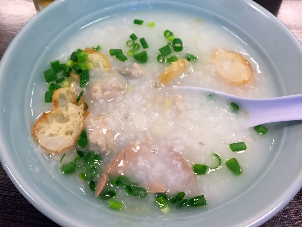 f:id:NVS:20161207134552j:plain 長蛇の列の本格中華粥 謝甜記に運良く並ばず入店