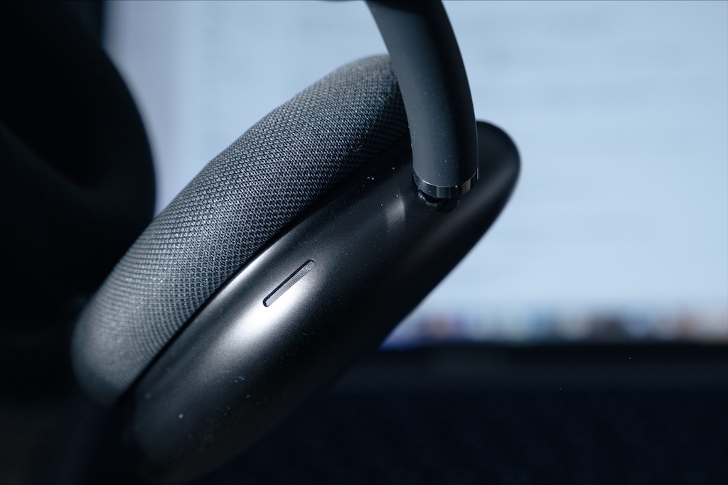 AirPods Maxにはマイクが複数搭載されている