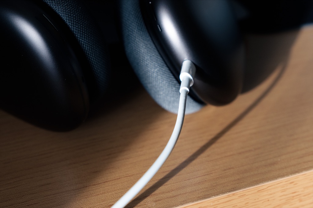 AirPods Maxの充電はLightningケーブルで行う