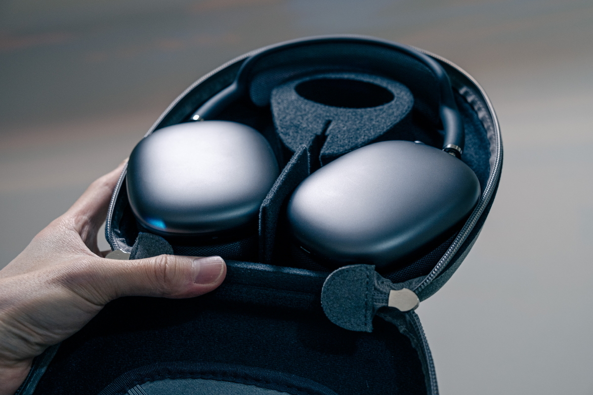 AirPods Maxをケースにしまった時