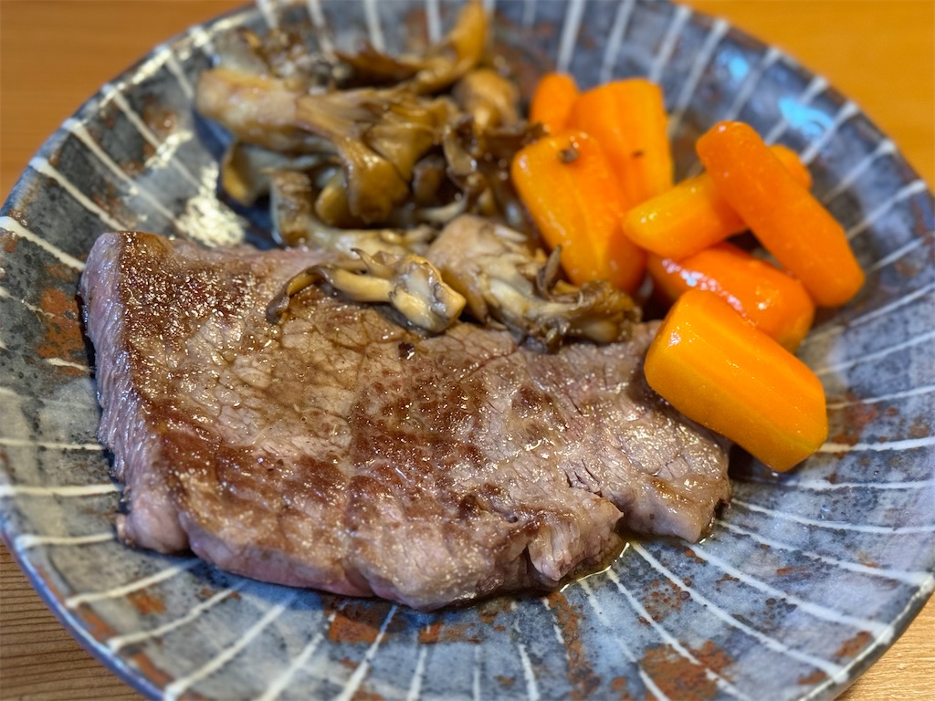 切り分けた肉で作ったステーキ