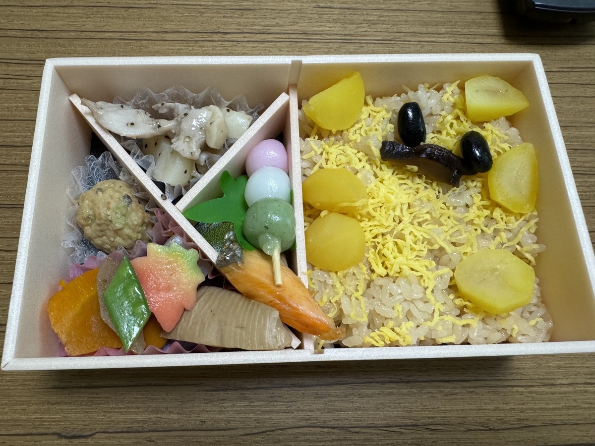 母が買ってきてくれた栗ご飯弁当