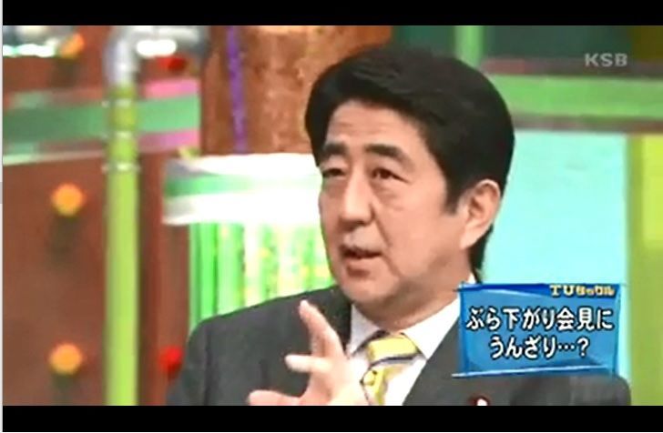 安倍総理　朝日新聞は４人も５人もぶら下がりで記者に質問させる