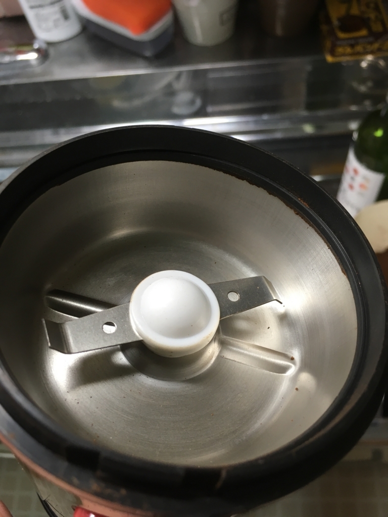 エアダスターで掃除後のミル エアダスターでコーヒーミルを掃除