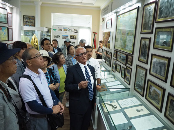タシケント市『日本人抑留者資料館』にてスルタノフ氏の説明を熱心に耳を傾ける一行