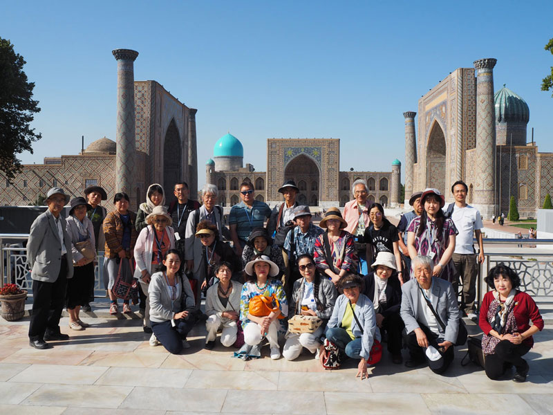 サマルカンド　レギスタン広場前での20周年記念旅行集合写真