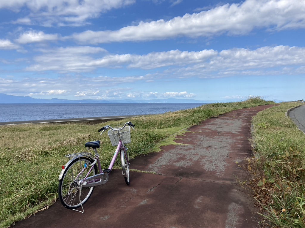 海辺の道と自転車