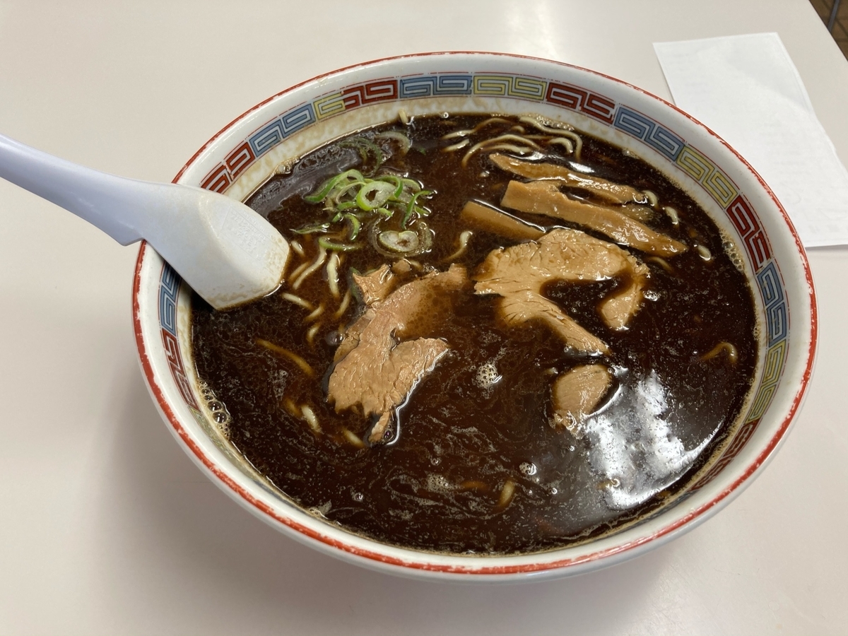 焦がしラードがのっていてスープが真っ黒なラーメン