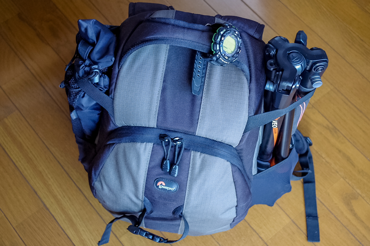 バックパック型のカメラバッグ「ロープロ／フリップサイド400AW」を