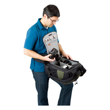 バックパック型のカメラバッグ「ロープロ／フリップサイド400AW」を