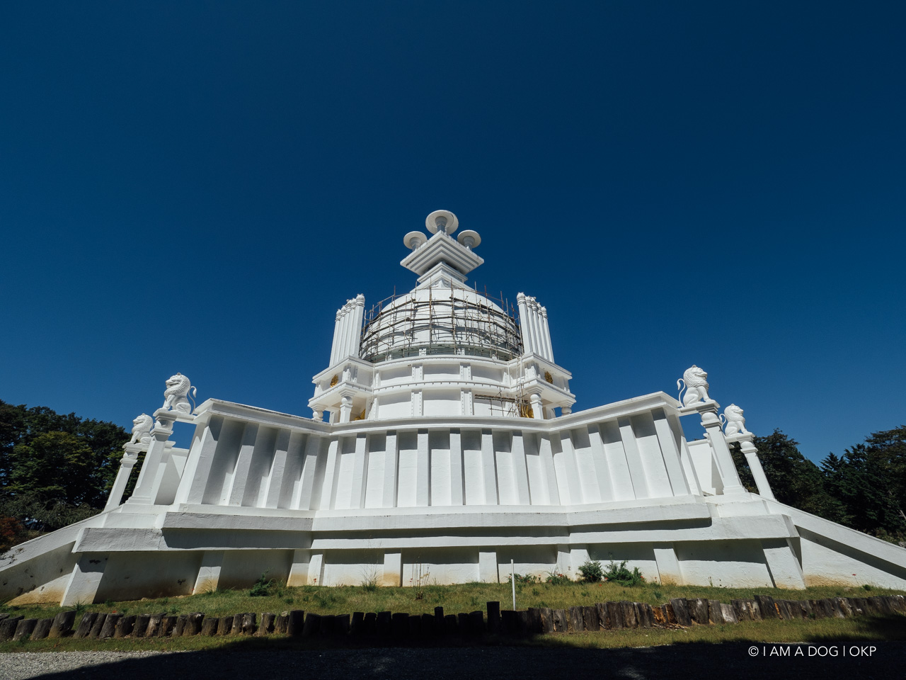 秋晴れに超巨大ストゥーパ、大寺山の奥多摩仏舎利塔（帝都仏舎利塔）が