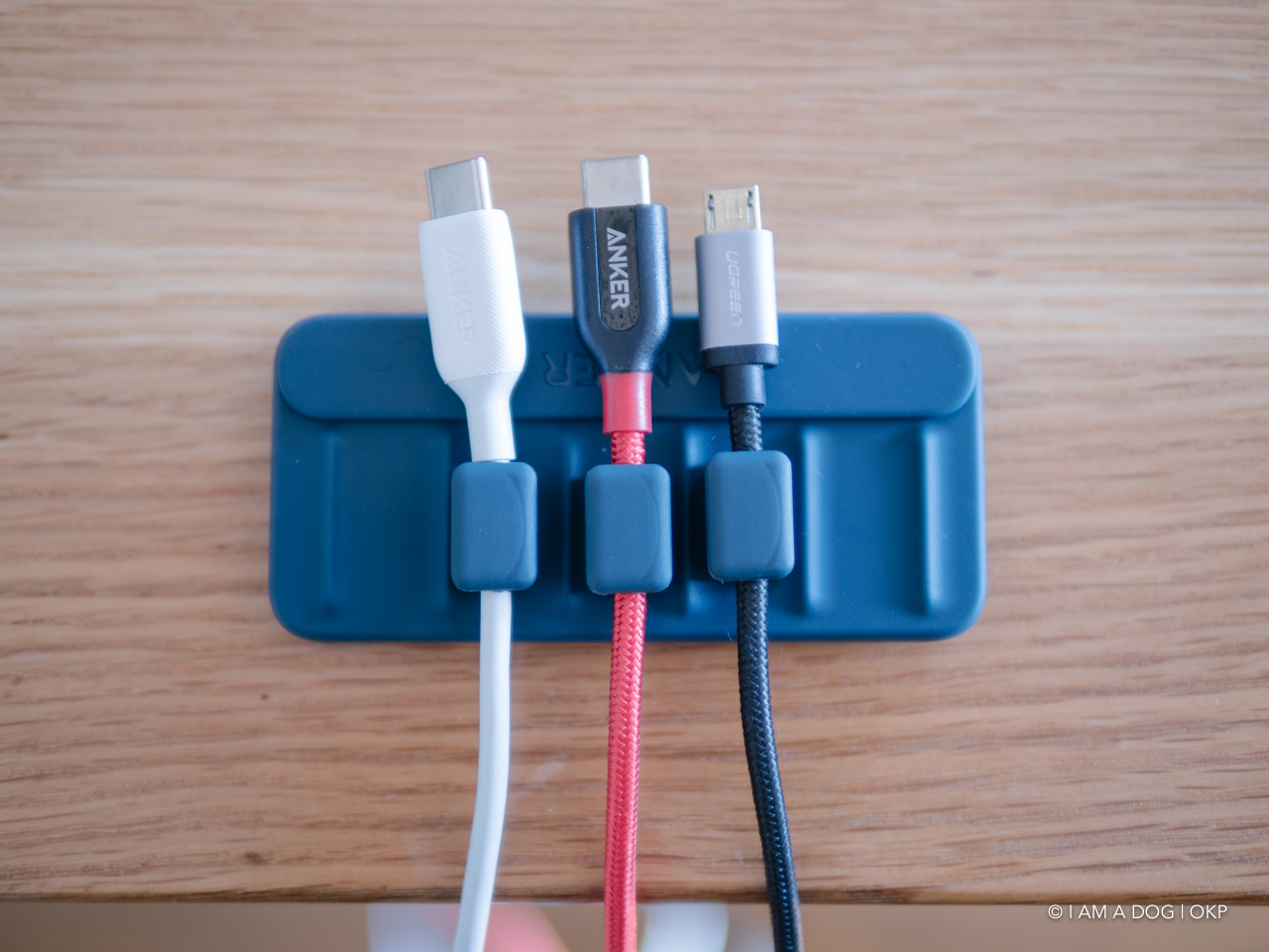 デスク周りのケーブル整理にAnker Magnetic Cable Holderを試し