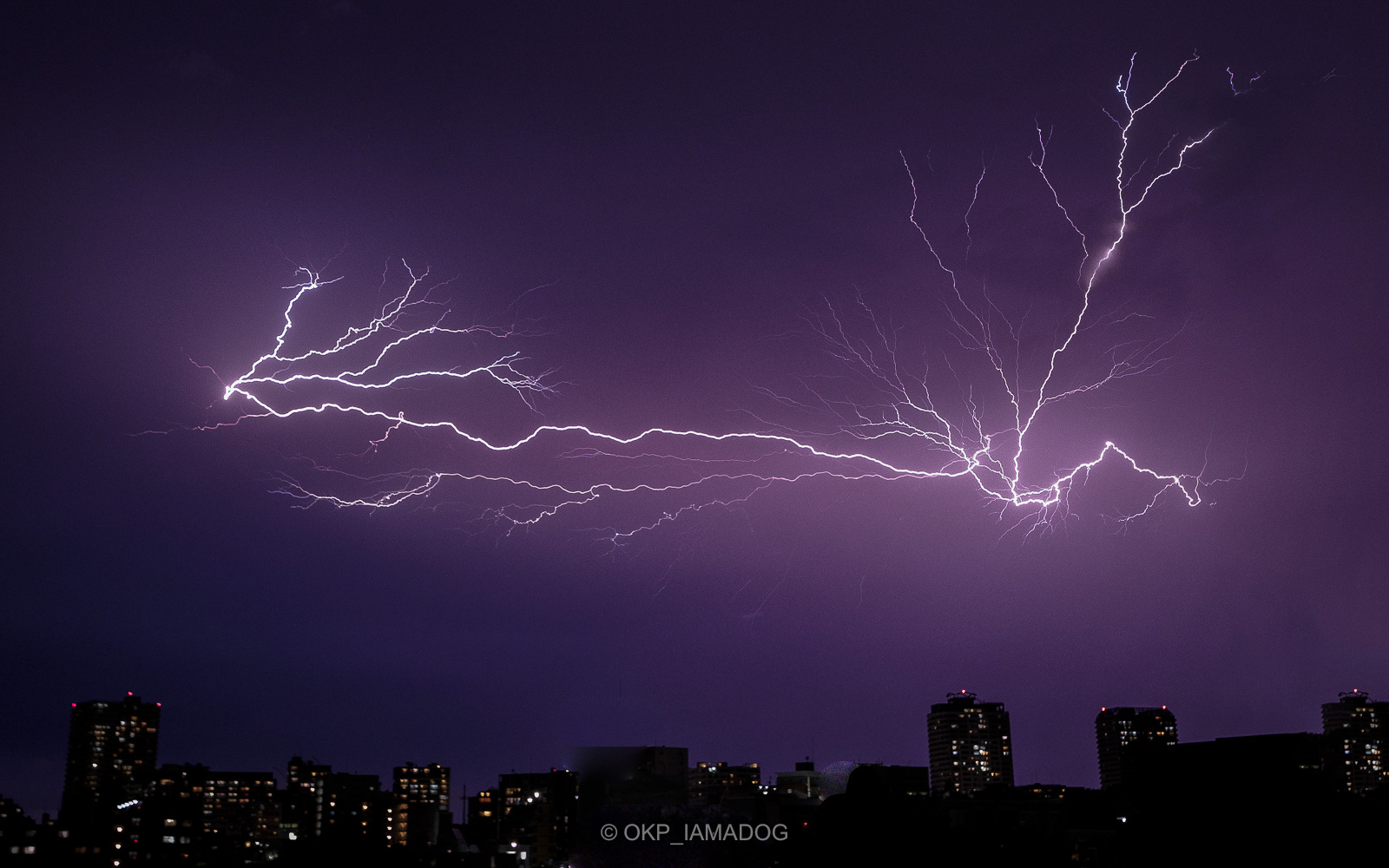 三脚を使わず手持ち＋プリ連写で稲妻写真を撮る、失敗からのリトライ