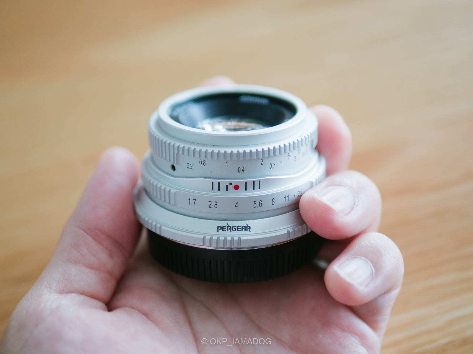 PERGEAR 25mm F1.7（Micro 4/3）、コンパクトで柔らかな描写を楽しめる