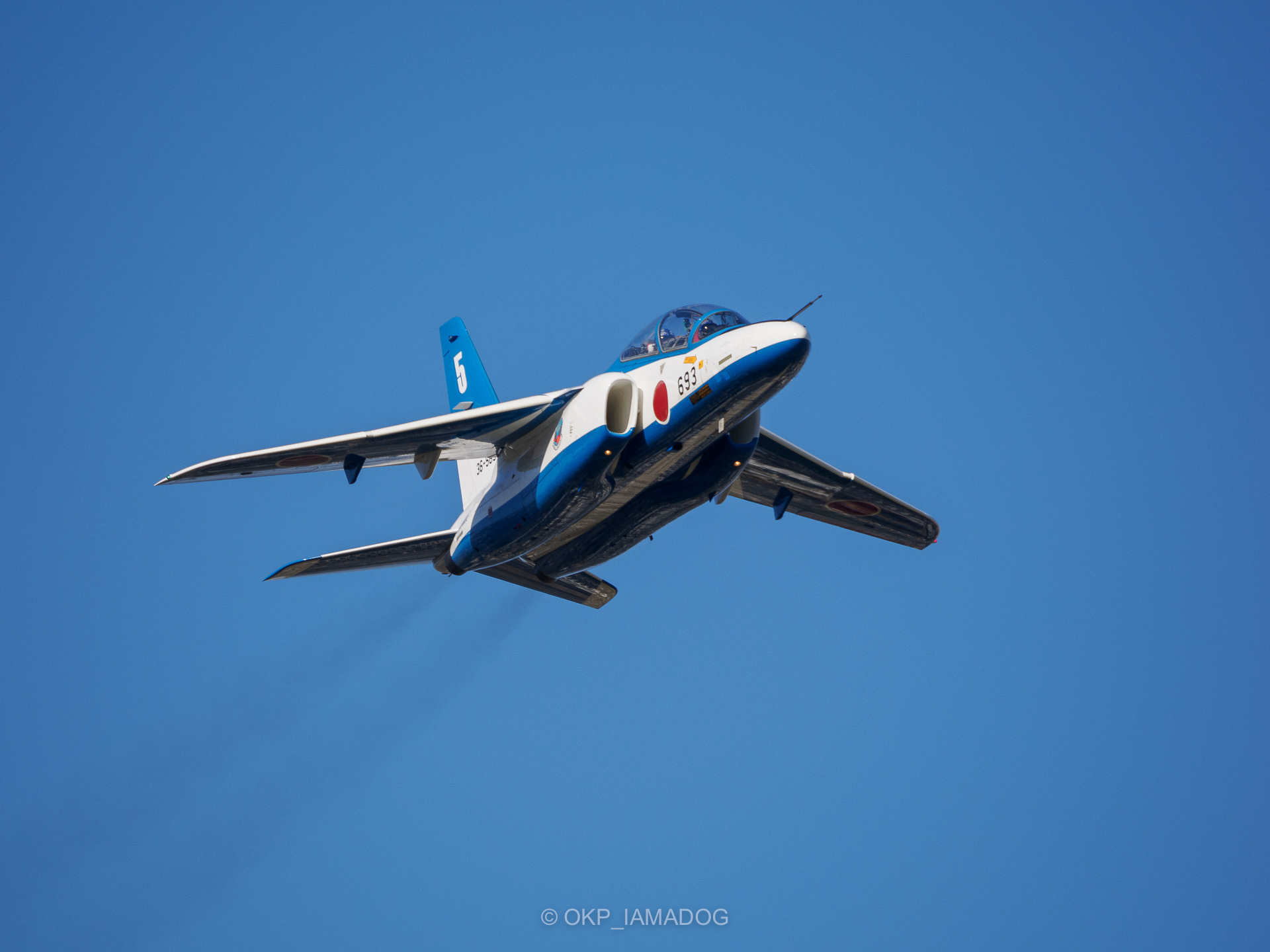 入間航空祭 2024、快晴の青空に舞うブルーインパルスの展示飛行